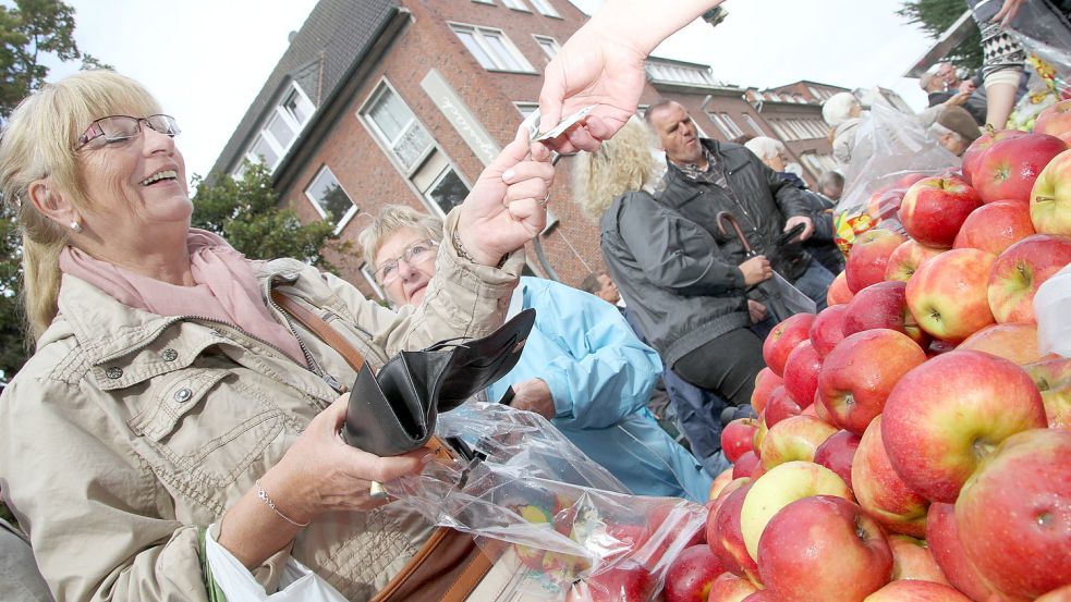 Eine Besucherin kauft Äpfel auf dem Erntedankfest in Emden. Was früher auf der Neutorstraße stattfand, bleibt nun wie im vergangenen Jahr im Stadtgarten. Archivbild: Päschel