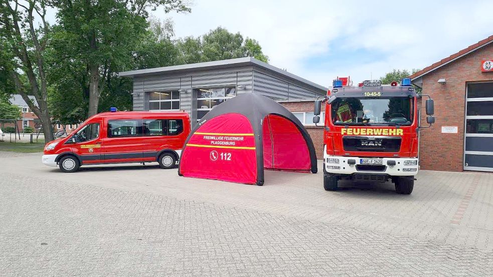 Da waren sie noch vorhanden und unversehrt: die beiden Einsatzfahrzeuge der Freiwilligen Feuerwehr in Plaggenburg. Foto: Feuerwehr