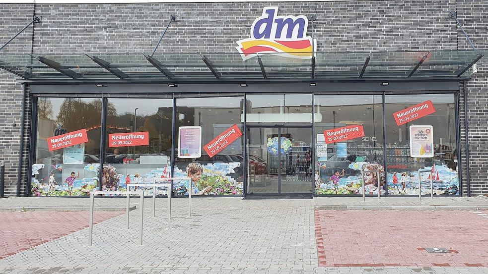 Die Drogeriemarktkette dm ist in den Neubau neben Tedi an der Neuen Feldstraße in Weener eingezogen. An diesem Donnerstag wird die Filiale eröffnet. Foto: Gettkowski