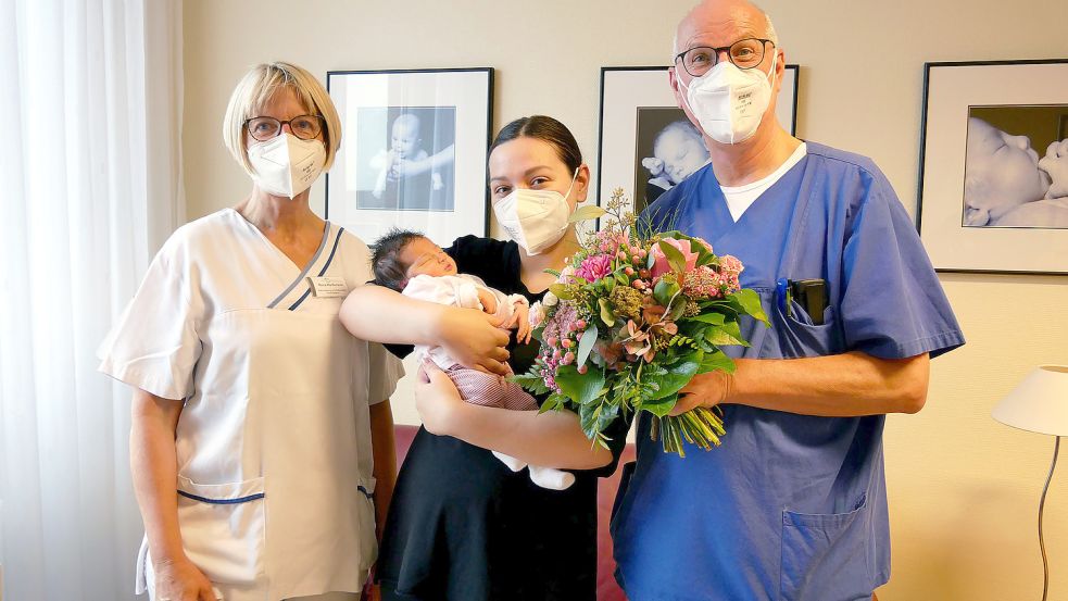 Anna Skupeiko (Mitte) brachte in der UEK Aurich das 1000. Baby des Jahres zur Welt. Es gratulieren Rena Warfsmann, Leitung der Mutter-Kind-Station, und Dr. Helmut Reinhold, Direktor der Frauenklinik. Foto: Trägergesellschaft