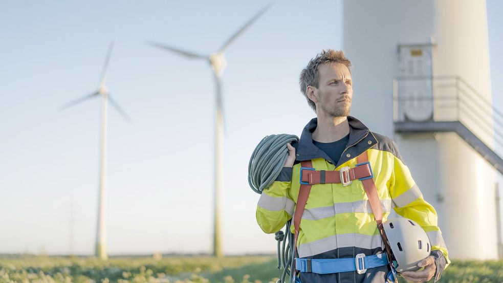 Servicetechniker für Windkraftanlagen sind unerlässlich, um die Energiesicherheit in Deutschland langfristig zu sichern – ein Job, der immer wichtiger werden wird. Foto: Imago images/Westend61