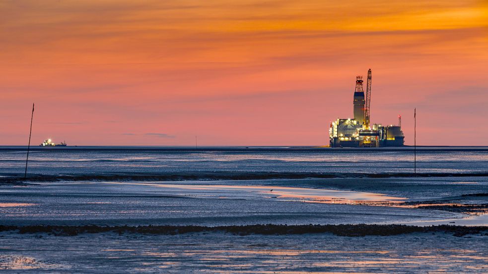 Hinten, wo die letzte Bohrinsel leuchtet, ist der Horizont. Aber wie weit ist ist er eigentlich entfernt? Foto: imago images/ Olaf Döring