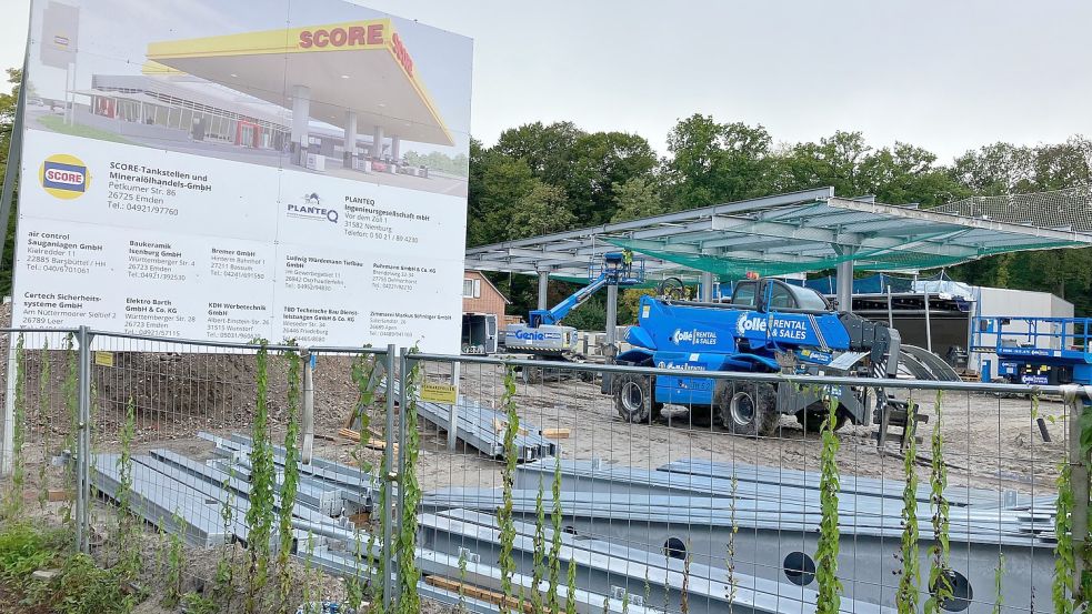 Die Score-Tankstelle ist schon als solche zu erkennen. Sie wird früher fertig sein als die anderen Gebäude. Foto: Kierstein