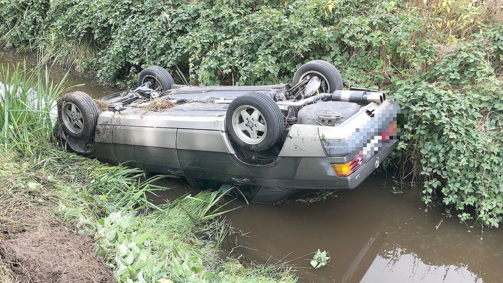 Nach einem Ausweichmanöver ist der Mercedes des 18-Jährigen am Batzenweg in Rhauderfehn kopfüber in einen mit Wasser gefüllten Graben gelandet. Foto: Ammermann