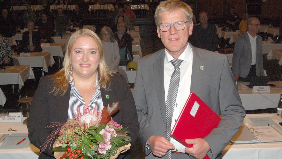Die künftige Erste Stadträtin Laura Rothe erhält von Bürgermeister Horst Feddermann die Ernennungsurkunde. Foto: Luppen