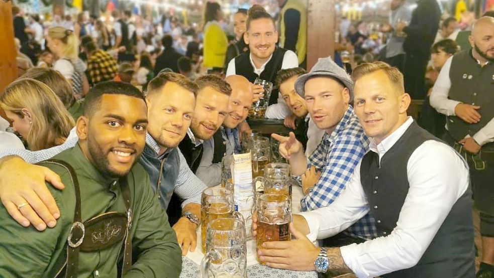 An zwei Tagen genoss diese ostfriesische Runde an einem VIP-Tisch das Oktoberfest. Zur Gruppe mit überwiegend Larreltern gehörten (von links) Carlos Santos da Luz, Folkmar Hamann, Torsten Mammen, Dirk Conradi, André Krzatala, Nico Fischer, Patrick Bygus und Hainer Hamann. Foto: Privat