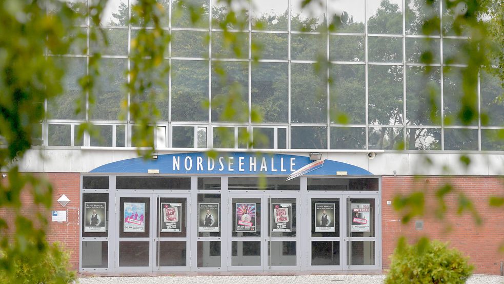 Der Haupteingang der Nordseehalle in Emden. Als Veranstaltungsort ist die Großraumhalle derzeit für die Öffentlichkeit gesperrt. Foto: Ortgies