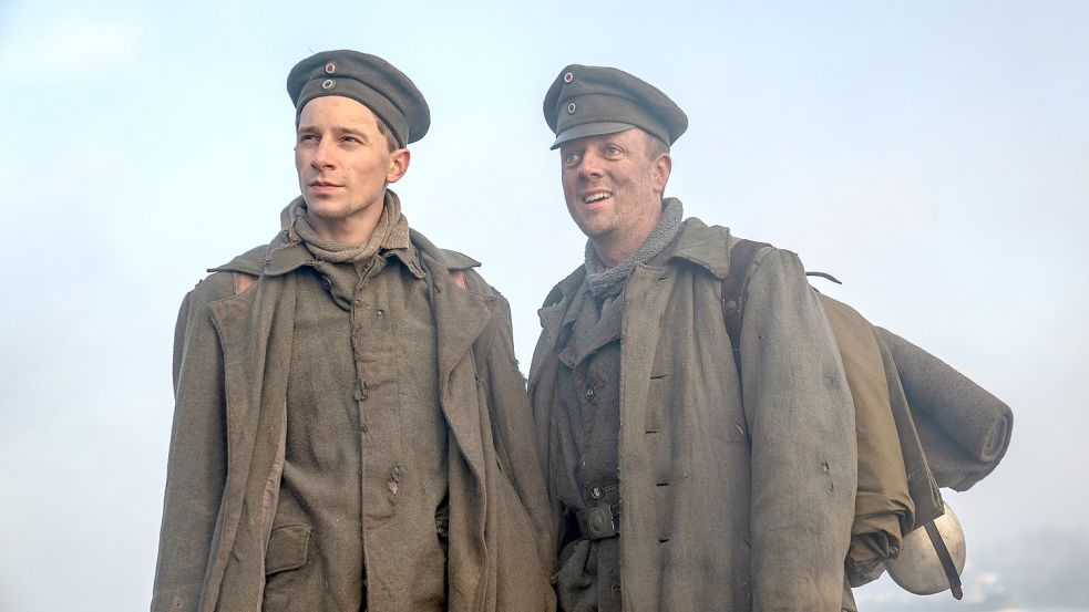 Freunde aus Kriegstagen: Emil Dreesen (Jonathan Berlin, l.) und Robert (Jesse Albert, re.) kehren an den Rhein in Godesberg zurück. Foto: ARD Degeto/SWR/WDR/Zeitsprung Film/Wolfgang Ennenbach.