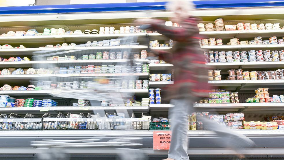 Wie viel Ware bekomme ich im Supermarkt für mein Geld? Die Verpackungsgröße sagt darüber nur bedingt etwas aus. Foto: Anspach/dpa