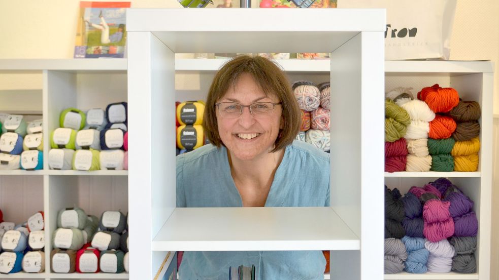 Frauke Habbena liebt Bücher und strickt gerne. Das sieht man auch in ihrem neuen Laden „Seitenweise Bücher und Meer“, den sie am 1. Oktober in Pewsum eröffnet. Foto: Hoppe