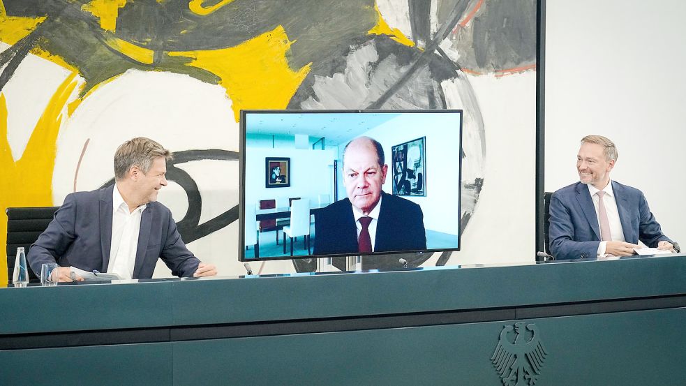 Immerhin via Bildschirm auf der Pressekonferenz in Berlin dabei: Kanzler Olaf Scholz (SPD), Wirtschaftsminister Robert Habeck (Grüne, links) und Finanzminister Christian Lindner. Foto: Nietfeld/dpa