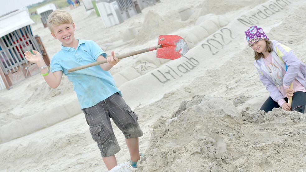 Urlaubsspaß an der ostfriesischen Nordseeküste: Erik aus Göttingen und Mia aus Geeste am Strand von Norddeich. Foto: Ortgies