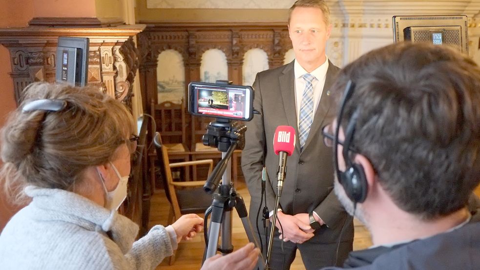 Wittmunds Landrat Holger Heymann (SPD) gab den ganzen Dienstag Interviews. Die niedrigen Inzidenzwerte erregten viel Interesse bei überregionalen Medien. Foto: Landkreis Wittmund