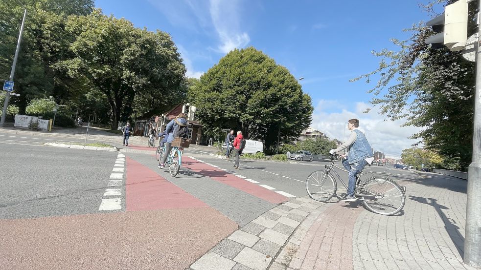 An der Ecke Auricher Straße/Philosophenweg treffen Fußgänger, Radfahrer und Autofahrer zusammen. Ein Unfallschwerpunkt sei es nicht, sagt die Polizei. Foto: Päschel