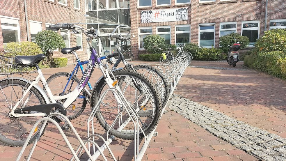 Die Fahrradständer vor der KVHS Aurich entsprechen dem Standard der 1950er Jahre. Fotos: ADFC