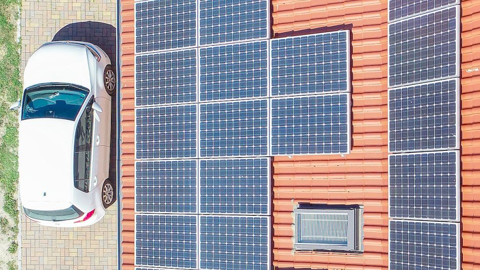 Solarmodule sind auf einem Einfamilienhaus installiert worden. So könnte man den steigenden Strompreisen entgegenwirken und zur Energiewende beitragen. Foto: dpa/Pleul