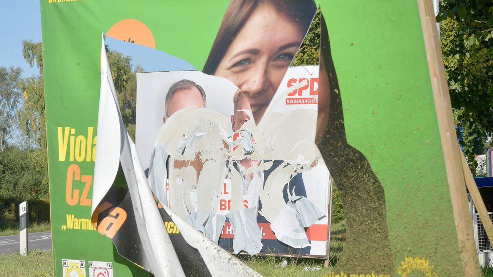 Zerstörte Wahlplakate an der Leerer Landstraße in Aurich. Foto: Ortgies