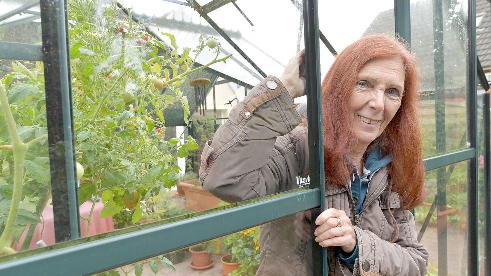 Petra Hölzemann-Brands verbringt viel Zeit im Garten und im geräumigen Treibhaus. Foto: Ortgies