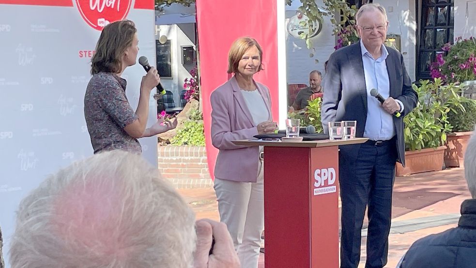 Auf ein Wort mit Stephan Weil: Karin Emken (Mitte) stellt sich gemeinsam mit dem Ministerpräsidenten den Fragen der Wähler in Wittmund. Foto: Bär