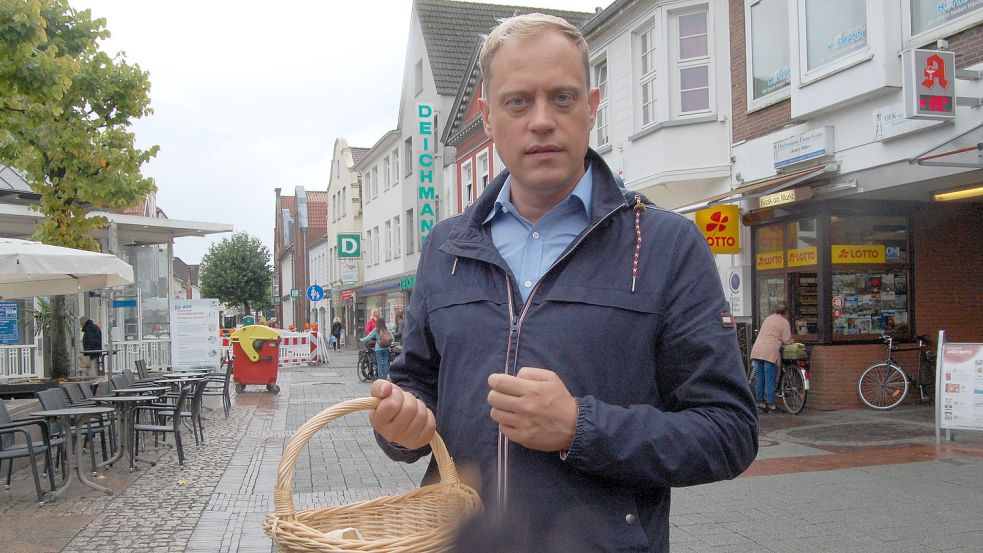 Im Handumdrehen ist der Korb mit den Birnen leer. Wiard Siebels hat die Früchte auf dem Auricher Wochenmarkt verteilt. Fotos: Luppen