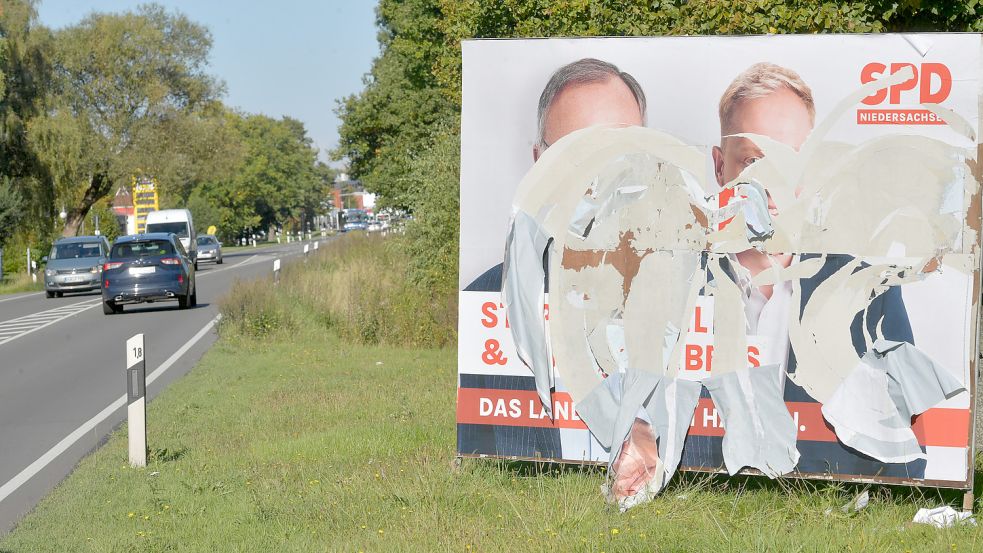 An der Leerer Landstraße in Aurich hat es ein SPD-Plakat mit Ministerpräsident Stephan Weil und dem Auricher Landtagsabgeordneten Wiard Siebels erwischt. Fotos: Ortgies