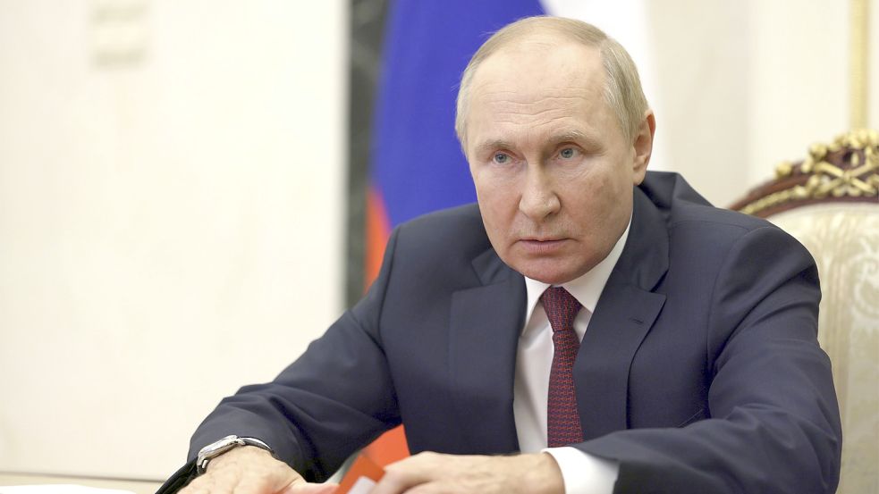 Gegner des Ukraine-Krieges haben eine Notiz am Grab von Wladimir Putins Eltern hinterlassen. Foto: dpa/Kremlin Pool via Zuma Press Wire/Gavriil Grigorov