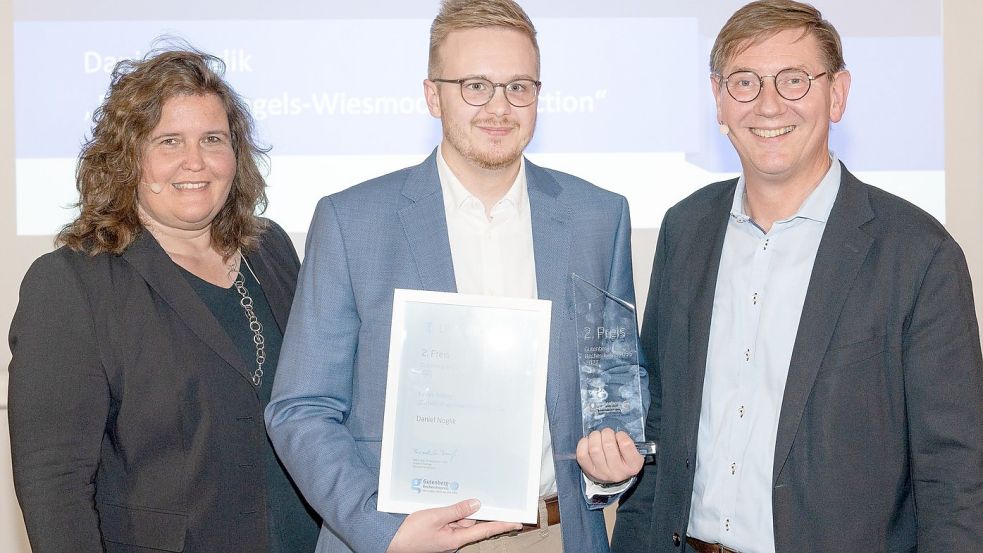 Der stolze Daniel Noglik nahm am Donnerstagabend den Gutenberger-Recherchepreis entgegen, flankiert von Annette Binninger und Friedrich Roeingh. Foto: Dinges