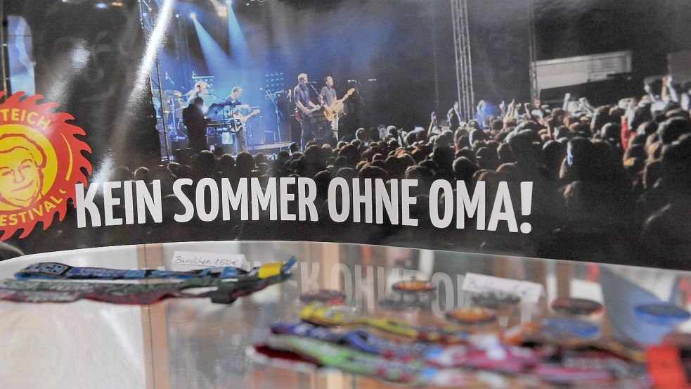 „Kein Sommer ohne Oma!“ Dieses Plakat, auf dem der Auftritt von „Kettcar“ aus dem Jahr 2010 zu sehen war, zierte zum Zeitpunkt der Pleite eine Glasvitrine im damaligen Sitz von Lake Events, der Firma der „Omas Teich“-Organisatoren. Fotos: Archiv/Ortgies