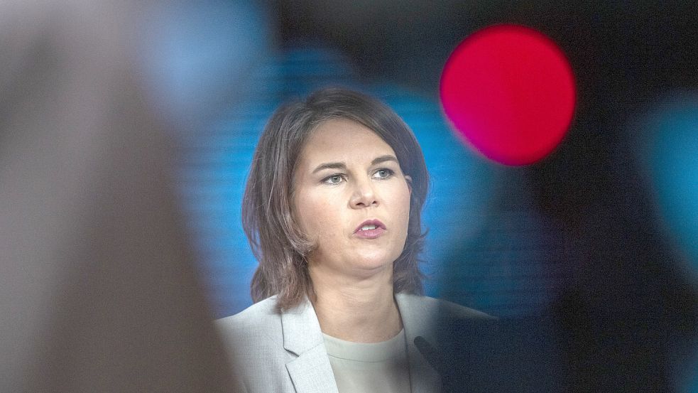 In den nun schon mehr als 220 Kriegstagen habe Putin „immer wieder gezeigt, dass er vor schlimmsten Kriegsverbrechen nicht zurückschreckt“, sagte Annalena Baerbock im Interview mit unserer Redaktion. Foto: Christophe Gateau/dpa