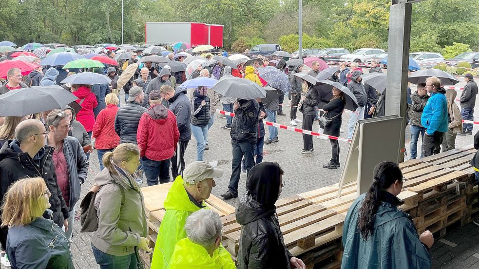 Gut, wer sich auf den ein oder anderen Wolkenbruch vorbereitet hatte: Petrus ließ den ein oder anderen Regenguss auf die Gallimarktfreunde runtergehen. Foto: Bruns