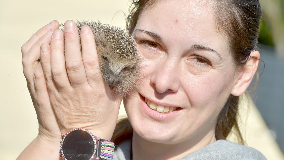 Sabrina Tramm hat ein Herz für Tiere. Seit etwa zwei Jahren betreibt die 38-Jährige in Bingum eine Pflegestelle für Igel. Foto: Ortgies