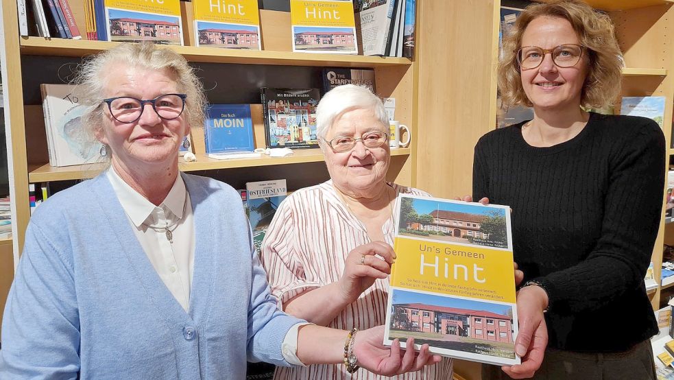 Die beiden Plattproters sind besonders stolz auf ihr Buch, das nun in der Bücherstube steht: Hille Neumann (von links) und Sophie Lindner mit Maike Frerichs von der Bücherstube. Foto: Cordes