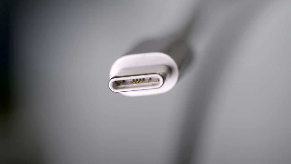 USB-C wird ab 2024 zum Standard in der EU und soll Verbraucher und Umwelt entlasten. Foto: imago images/MiS