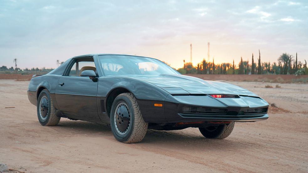 Kann, sofern es nicht zu stark regnet, am Sonnabend in Campen bestaunt werden: ein Nachbau des sprechenden Serien-Autos „K.I.T.T.“ aus der Serie „Knight Rider“. Foto: Busker