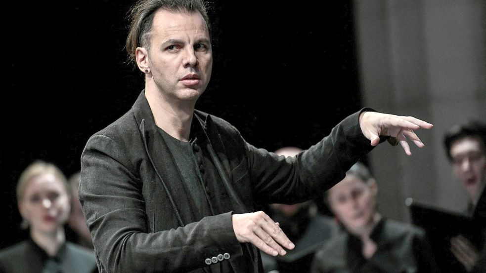 Steht in der Kritik, und das weniger wegen seiner musikalischen Leistungen: Der griechisch-russische Teodor Currentzis. Die Kölner Philharmonie hat ihn gerade ausgeladen, weil er zum russischen Angriffskrieg keine Stellung bezieht. Foto: STEPHANE DE SAKUTIN/AFP