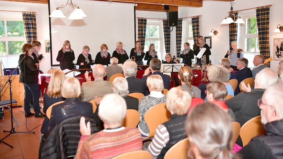 Bei der Feier im Dorfgemeinschaftshaus gab es auch Musik zu hören. Foto: Wagenaar