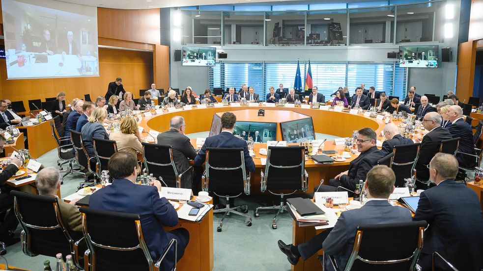 Die Vertreter der Bundesländer und der Bundesregierung sitzen zu Beginn der Beratungen von Bundeskanzler Olaf Scholz (SPD) mit den Regierungschefinnen und -chefs der Länder im Bundeskanzleramt. Foto: von Jutrczenka/DPA