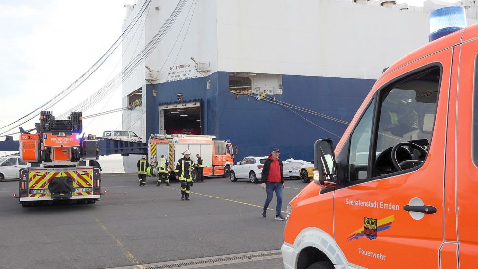 Ein Großaufgebot der Feuerwehr war am Dienstagnachmittag als Unterstützung zu der Rettung eines 64-Jährigen alarmiert worden. Foto: F. Doden