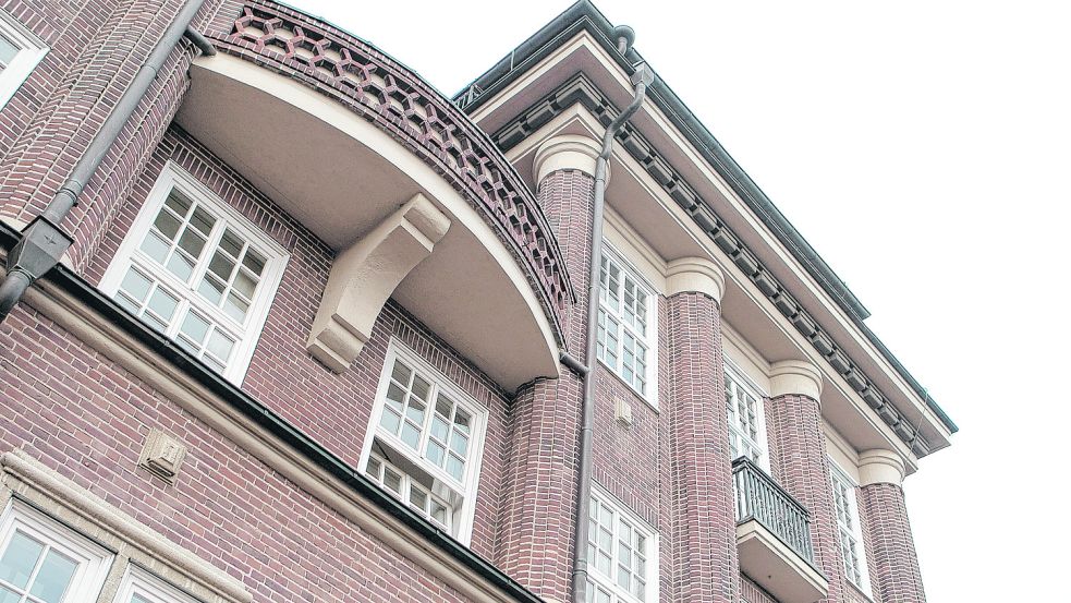 Der Stammsitz der EVAG ist am Schweckendieckplatz in der Emder Innenstadt. Das repräsentative Bürogebäude wurde 1914 errichtet. Fotos: EVAG