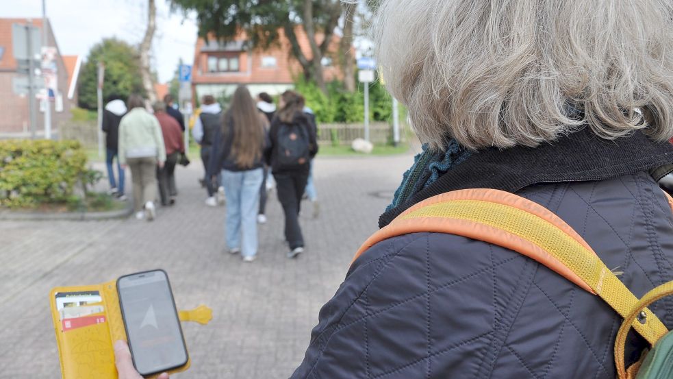 Pastorin Christine Lammers macht den Testlauf mit ihrem Smartphone. Der Pfeil der App Actionbound leitet sie zum jüdischen Friedhof an der Finkenburgstraße. Foto: Ullrich