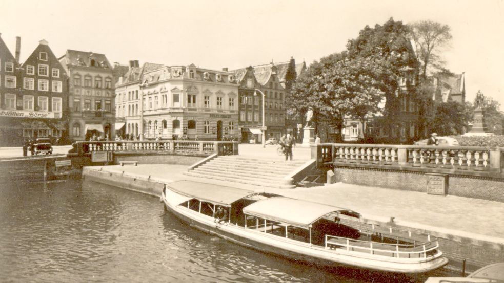 Diese historische Postkarte zeigt den Emder Delft und die an der Ecke zwischen Großer Straße und Altem Markt markant aufragende Delfthalle. Fotos: Archiv Benjamin van der Linde