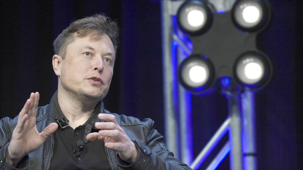 Tesla-Chef Elon Musk hat nun doch einem Kauf des Internetgiganten Twitter zugestimmt. Foto: Walsh/AP/DPA