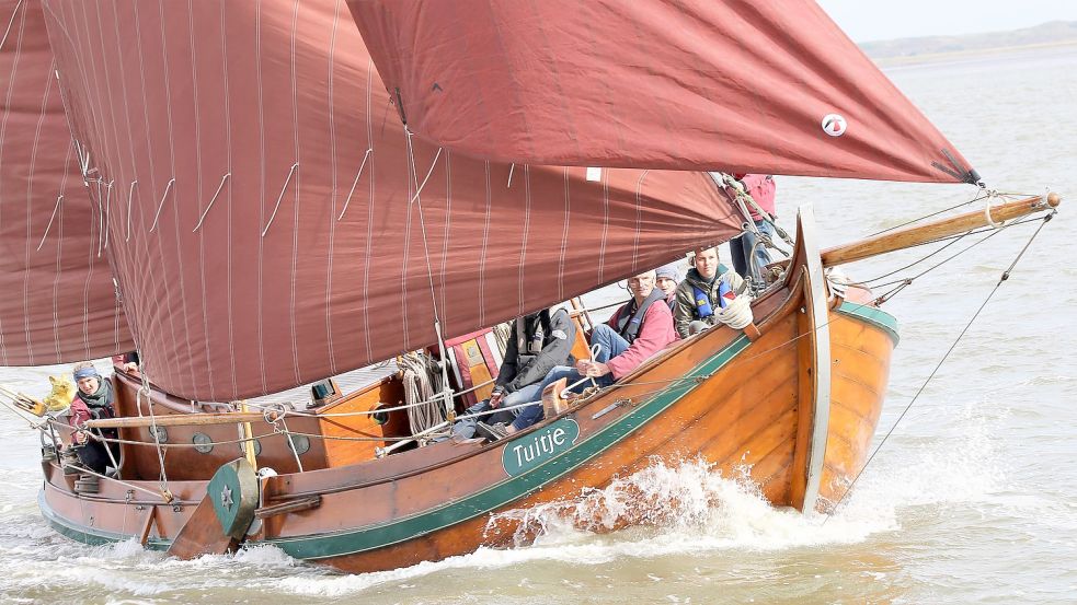 Die „Tuitje“ ist ein Plattbodenschiff und gehört zu den Schiffen der Hermann-Lietz-Schule. Fotos: Böning