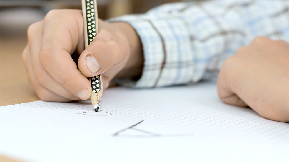 Ein Kind lernt das Schreiben. Symbolfoto: Pixabay