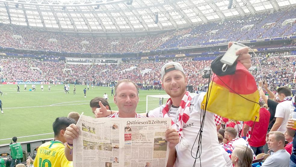 Für die OZ fungierte Kai Schoolmann (links) als Kolumnist und hatte in Russland auch eine Zeitung mit im Stadion. Foto: Archiv