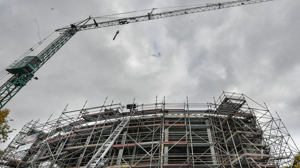 Die Baustelle des Festspielhauses in Emden: Das Gebäude soll energetisch auf den neuesten Stand gebracht werden. Eine PV-Anlage ist auf dem neuen Foyer-Dach derzeit nicht vorgesehen, teilt die Stadt mit. Foto: Ortgies