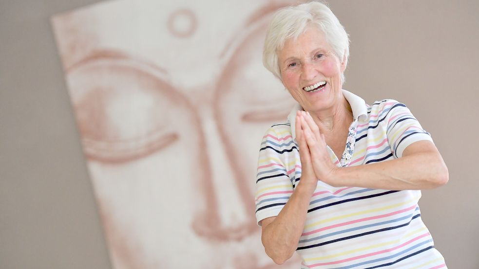 Ingrid Ostfeld ist eigentlich fit wie ein Turnschuh. Nur die Beweglichkeit möchte die 78-Jährige verbessern – mit Yoga. Foto: Ortgies