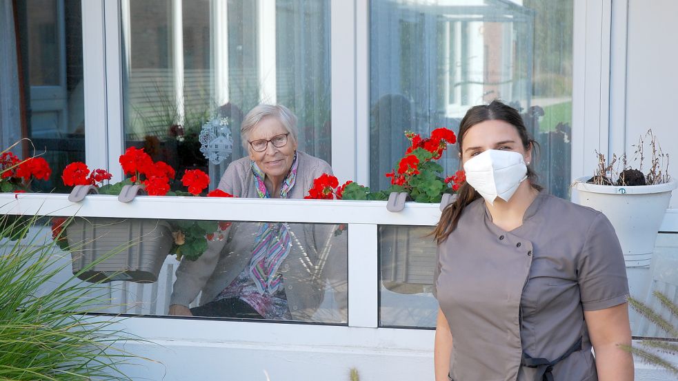 Nicht nur fürs Foto auf Corona-Sicherheitsabstand: Vera Siwek (hinten) und Kathrin Altepost. Foto: Ferber