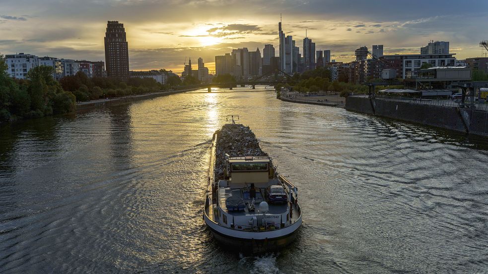 Auf nahezu allen Flüssen in Deutschland sind Binnenschiffe unterwegs. In Leer will man sie revolutionieren. Foto: Arnold/dpa