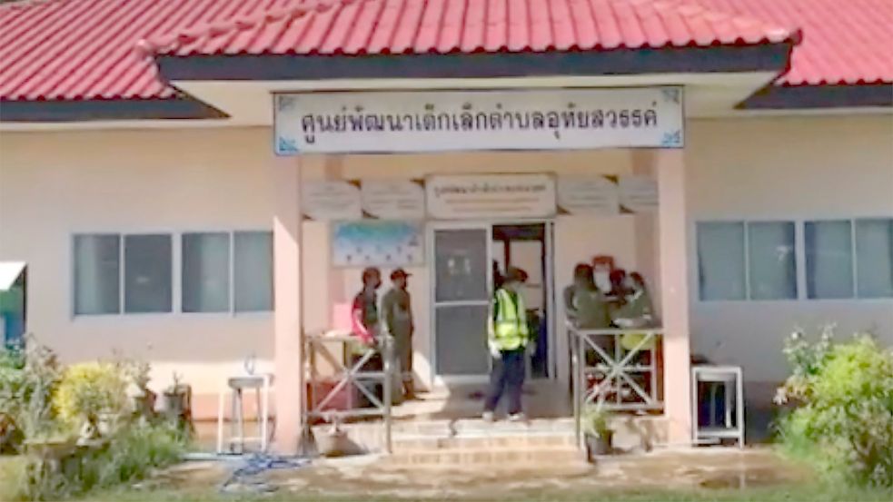 Polizisten am Einsatzort in der Kindertagesstätte in Nong Bua Lamphu. Foto: Uncredited/TPBS/AP/dpa